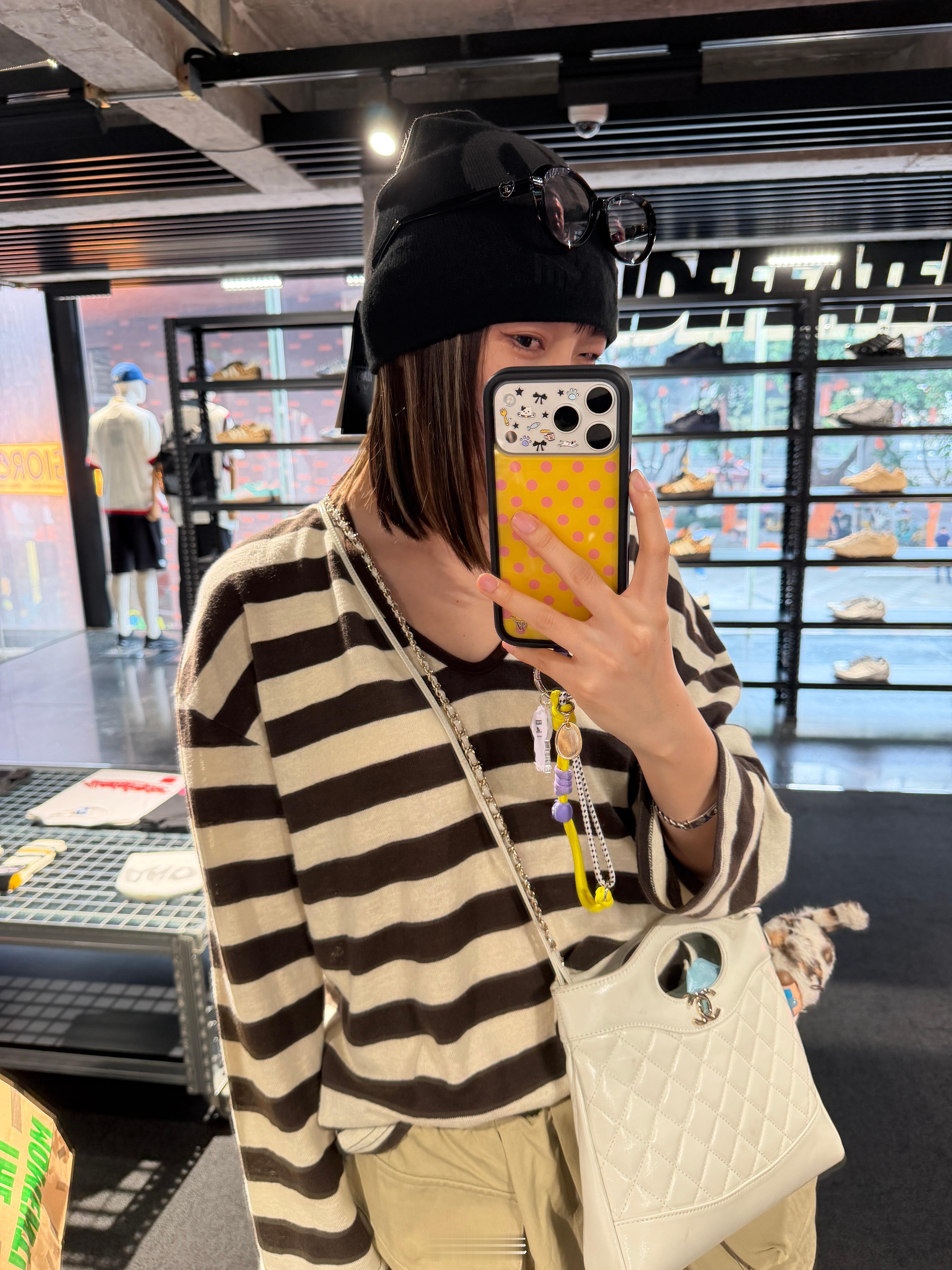 富人新标识：iPhone戴wf手机壳。