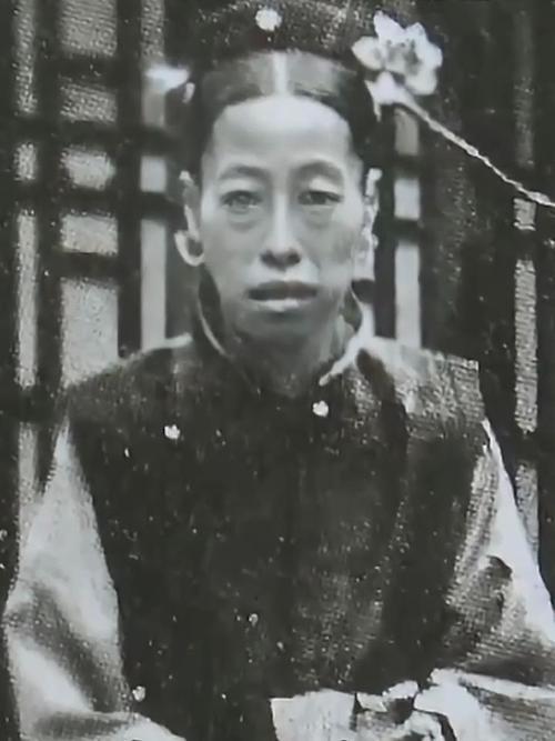 1888年，隆裕嫁给光绪皇帝。19岁的光绪迎娶了年长他3岁的表姐。新婚当夜，光绪