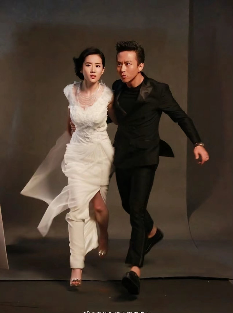 合理怀疑刘亦菲是不是有什么把柄在邓超手上，神仙姐姐怎么会同意拍这种照片