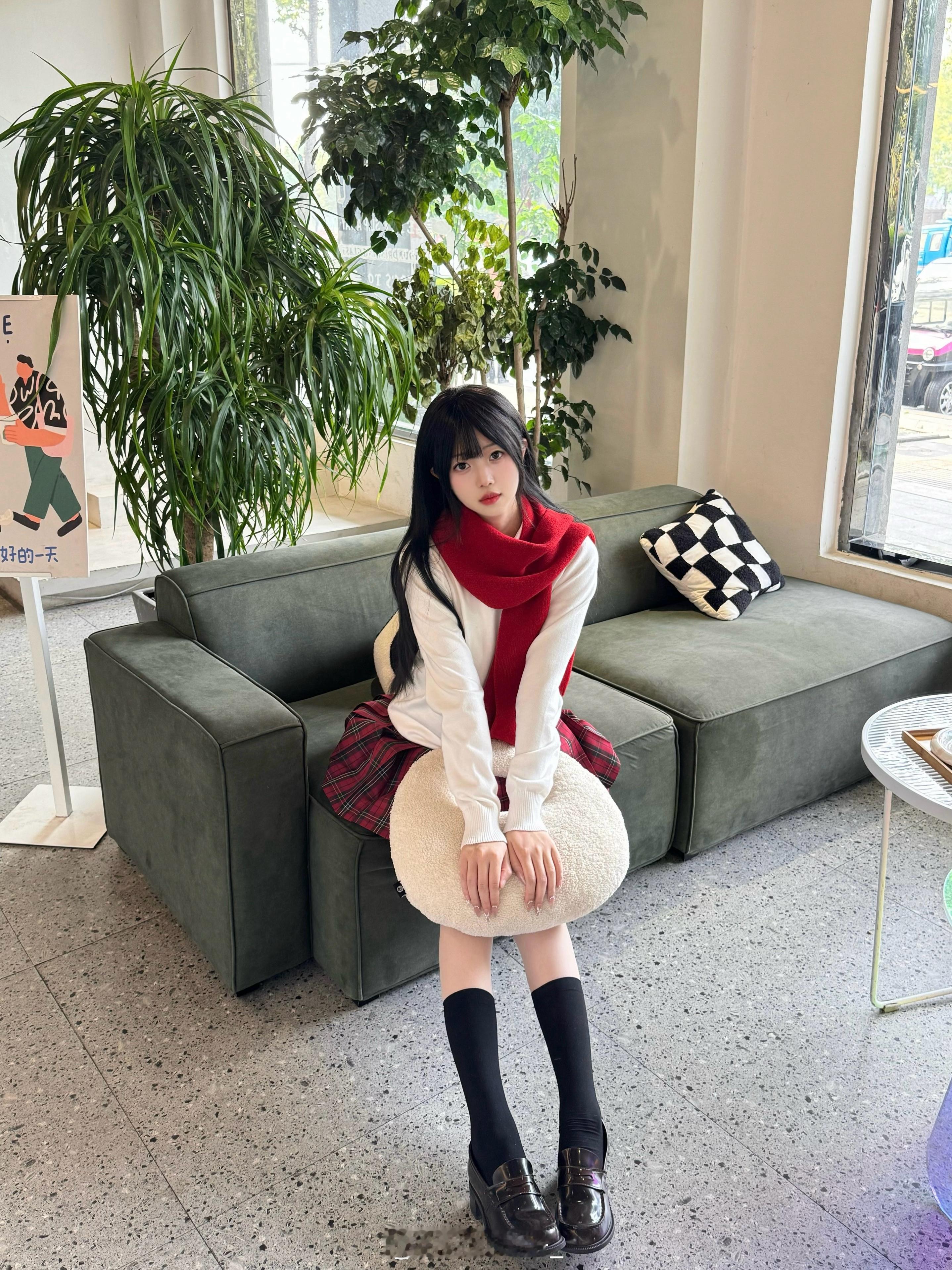 红色格裙好显白(˃⌑˂ഃ)