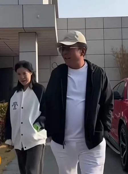真没想到，走在老郭旁边的是王楠。女人是不是都这样啊，有了爱自己的老公，有了懂事乖