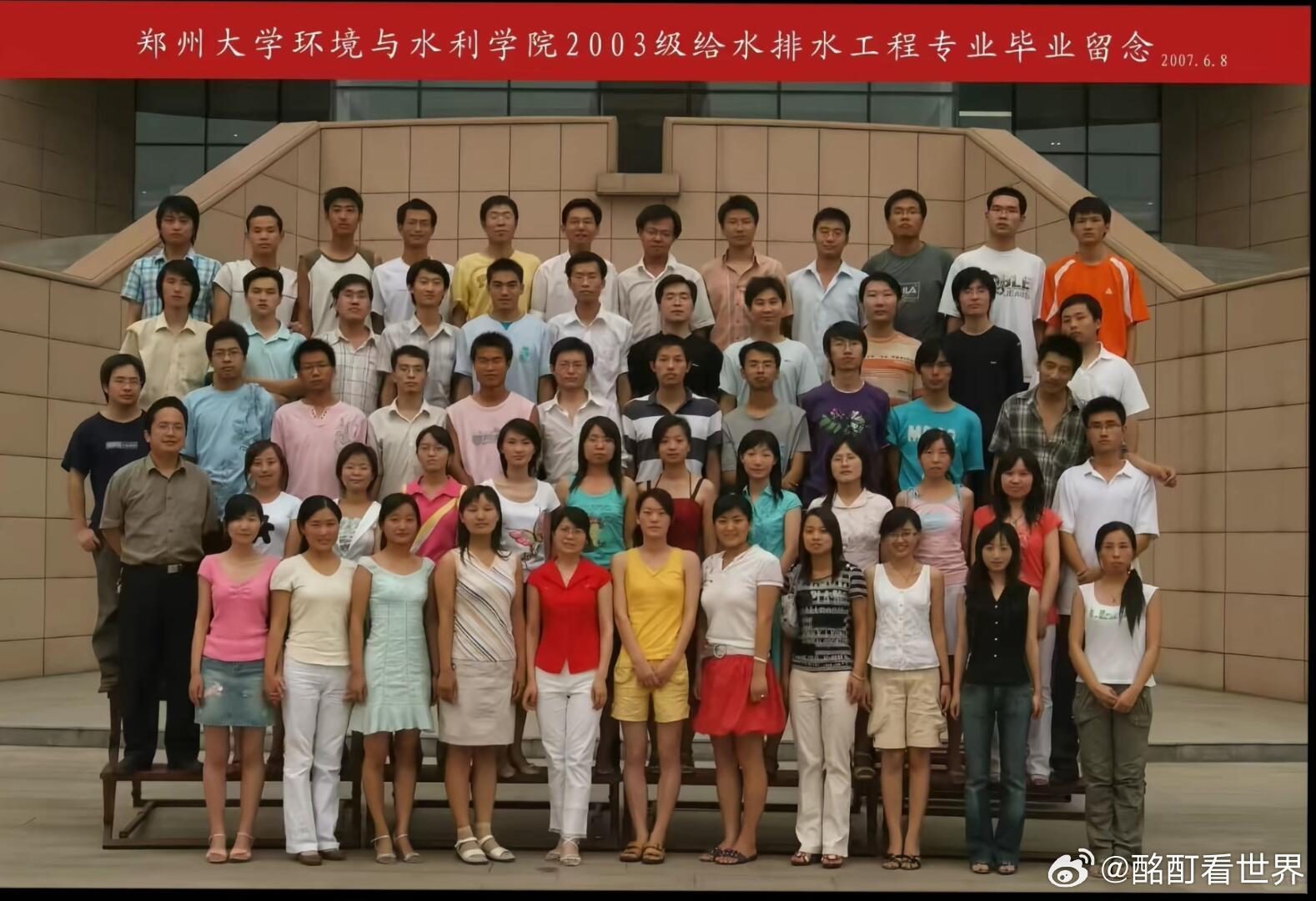 张雪峰去世郑州大学校友会集体悼念张雪峰《赠张雪峰先生》讲台三尺论英雄，字字剖明路