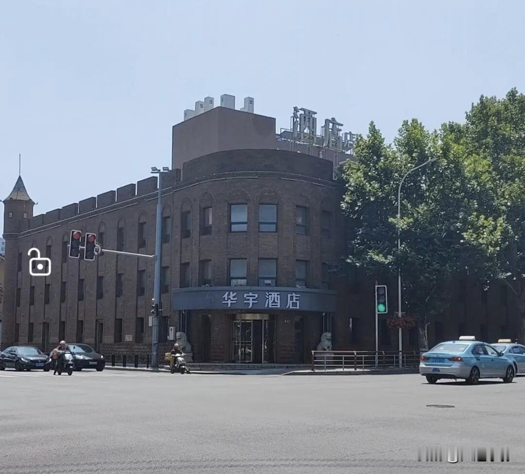 大连马栏河畔古堡式酒店的百年沧桑往事伫立在大连马栏河畔、中山路街角，这座酷似古