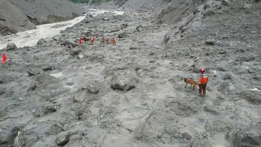 吉隆口岸大楼只剩钢筋骨架触目惊心，你可以想象一下，这就是口岸，很多人都要在这里进