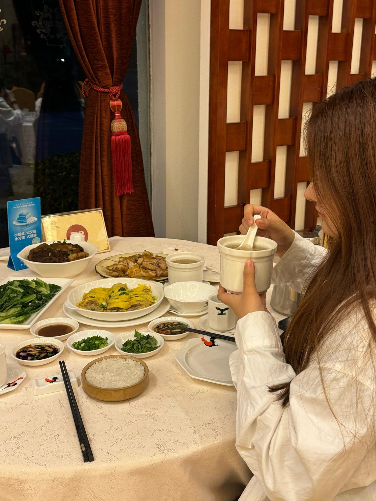 女子去饭店吃饭，中途去上厕所，外套脱下来放在了座位上，没想到等自己回来后，外套却
