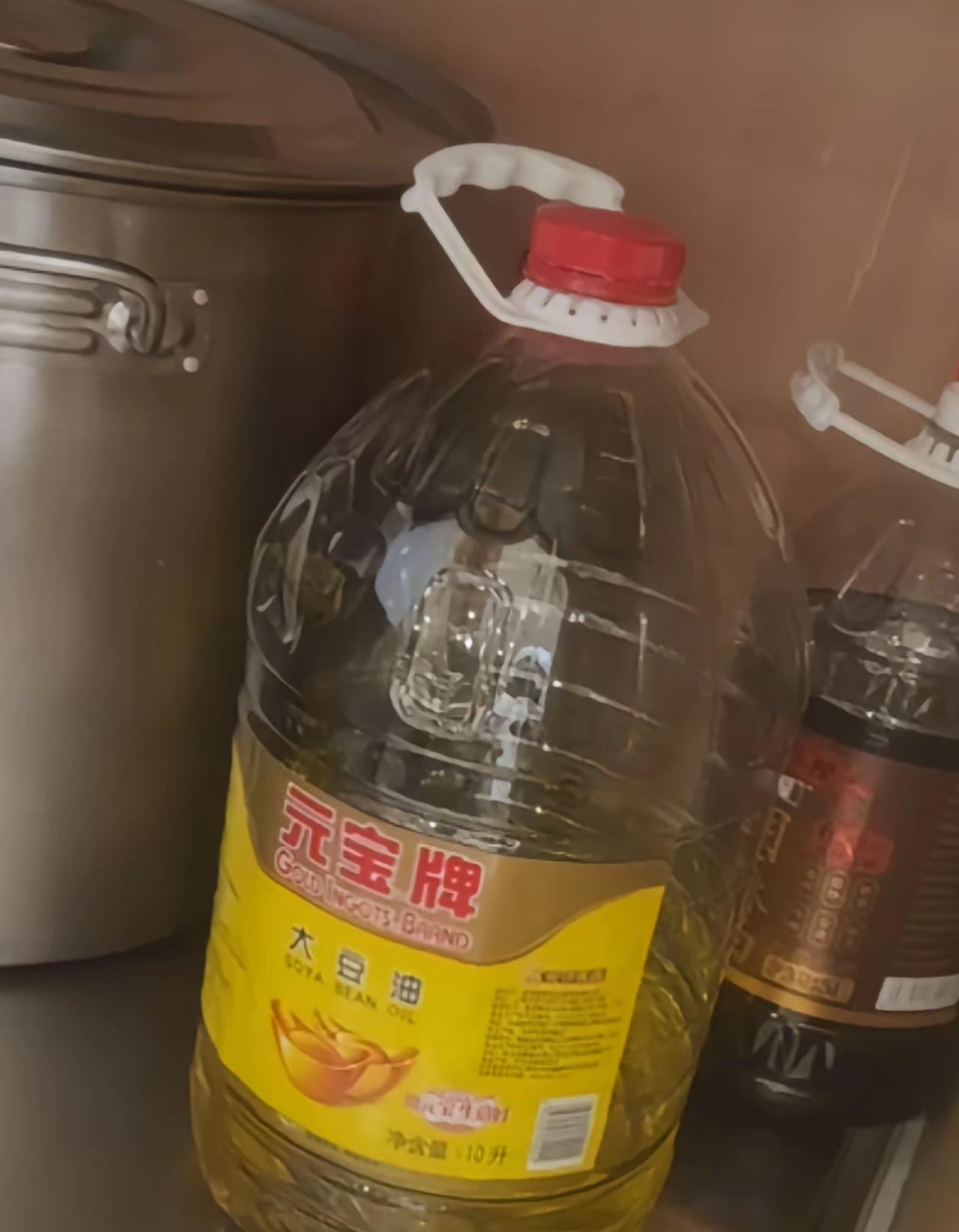 西贝用的食用油被扒出来了，元宝牌的，这个品牌既做转基因油也做非转基因的。媒体