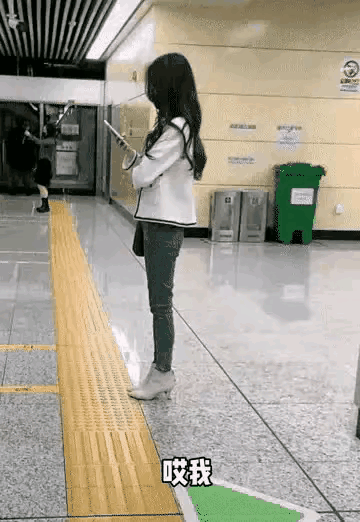 一见倾心，忘了身边这位了…