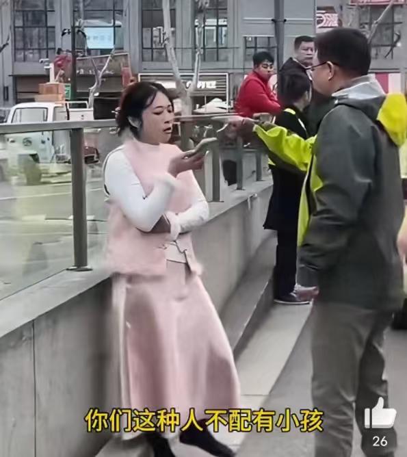 本来还挺同情扬州被打耳光的女司机， 街头路上但凡看到男人动手打女人，多数人的