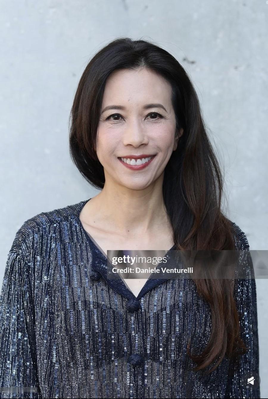 9月27日，莫文蔚在米兰时装周参加阿玛尼秀场的G社生图曝光，自然老去是有点年龄感