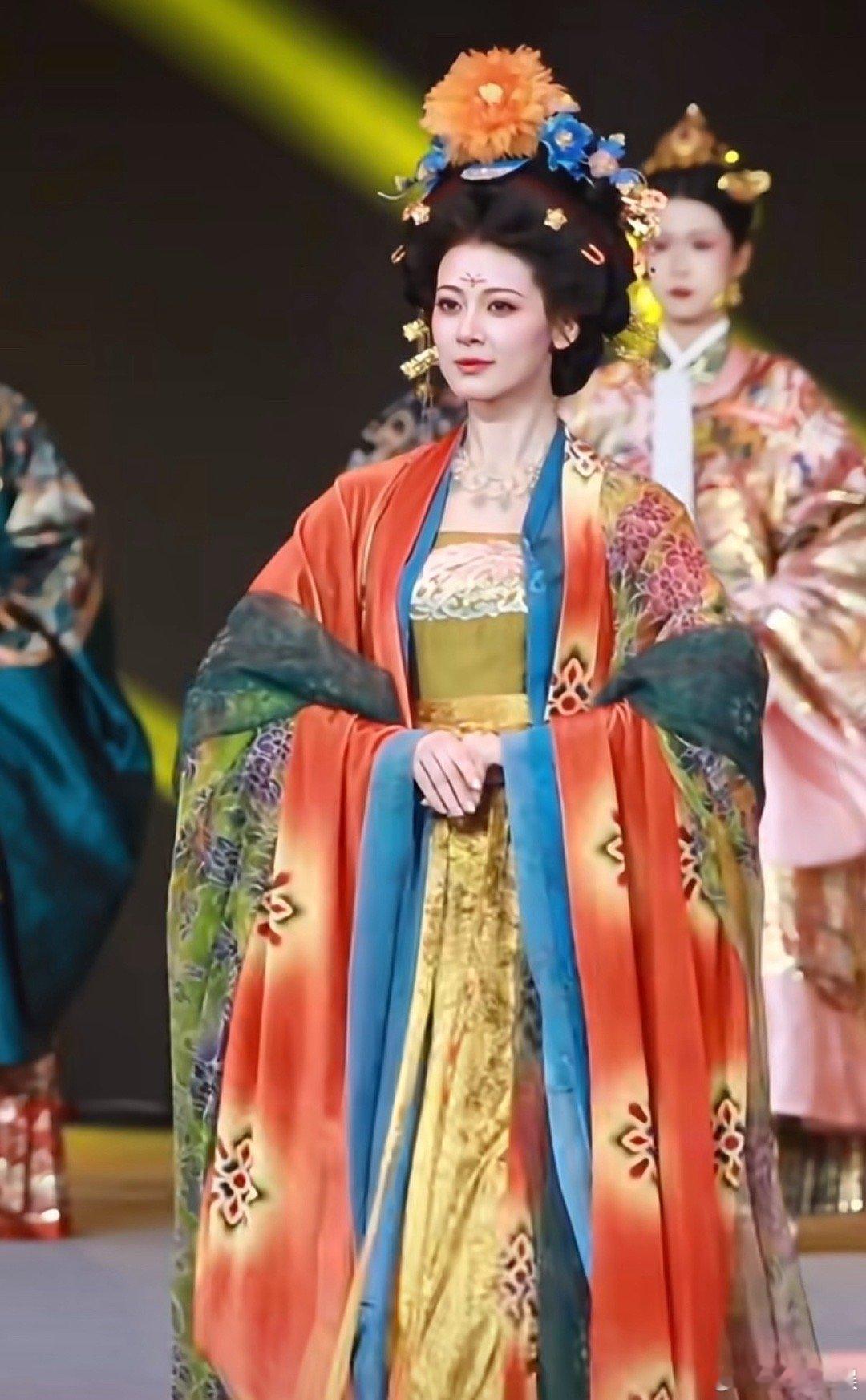 我求求你了赵昭仪，接个类似的戏吧，你是真适合这个妆造！而且眼神非常的有野心，太带