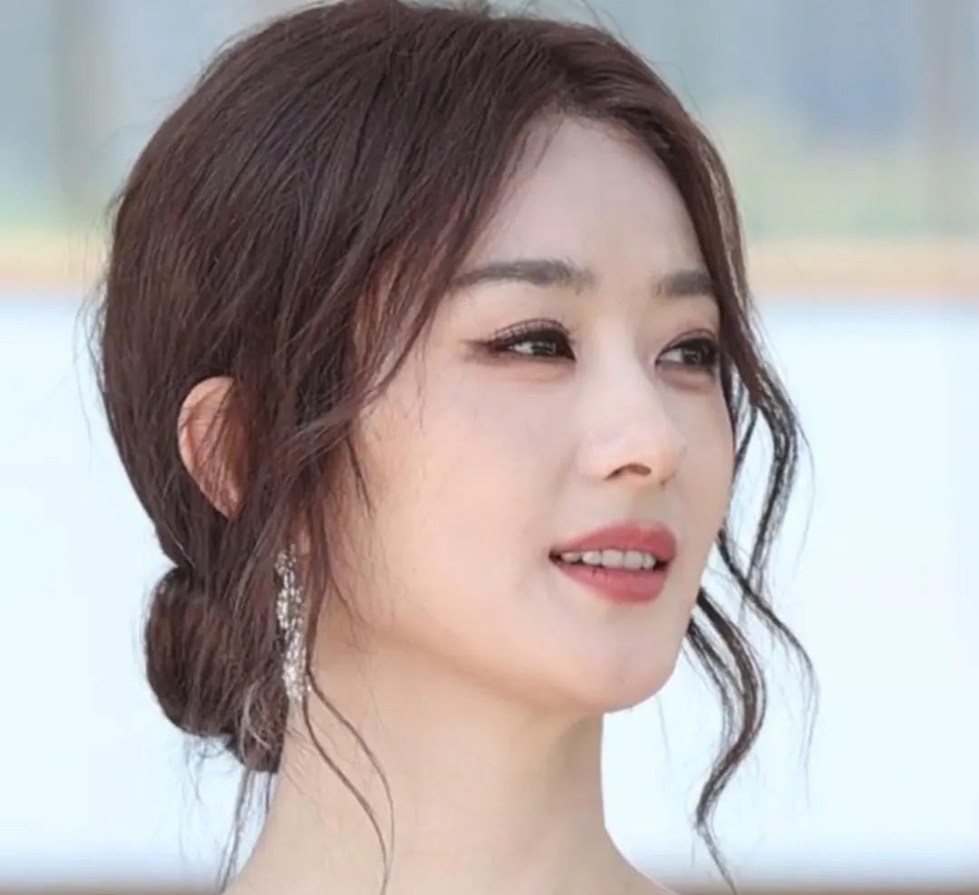 真的好美，今天成都特别热，赵丽颖状态还这么好，原生态的美人穿什么都是高贵优雅美不