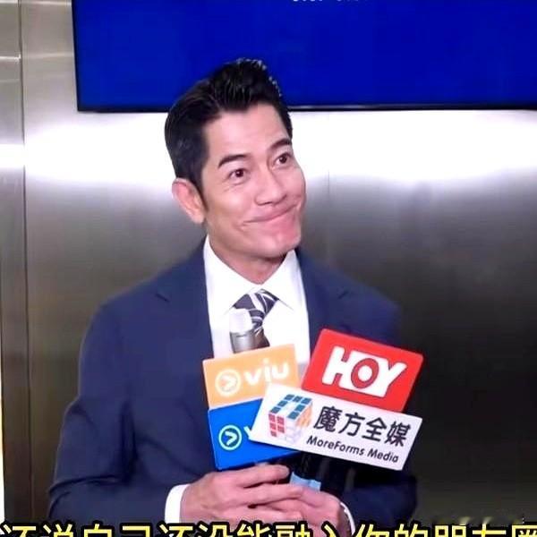记者问出“太太没融入你的朋友圈”时，他不急，轻轻一句：这是过程，别把它当事。倒