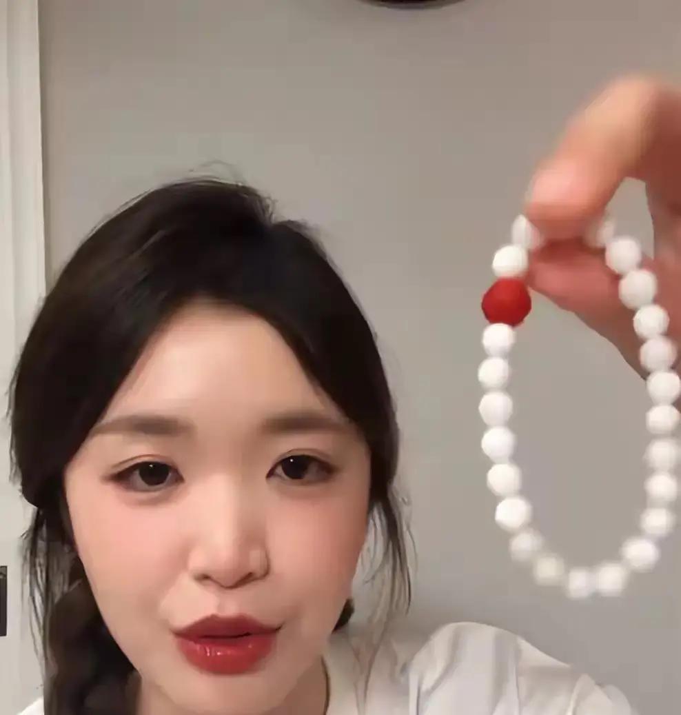 宋宁峰出轨连续剧演到第N集，女主换成25岁助理齐琦。昨晚她开直播边哭边说，以