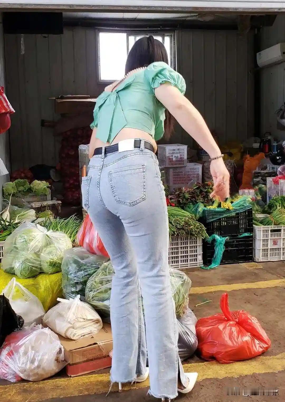 有心机的人就是不一样。小区楼下有一对卖菜的小夫妻。男人个子不高，浑身透着一股