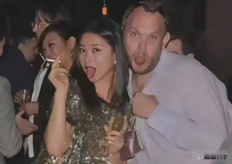 朱珠在国外主打就是豪迈奔放，想怎么玩就怎么玩。可回来国内发展后，立马将自己打造成