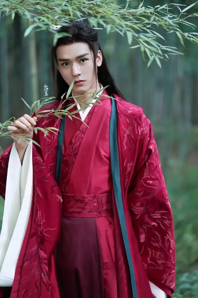 龚俊的花期真是短啊！五年前《山河令》一跃成为准顶流，一时间的商务和综艺不断，再