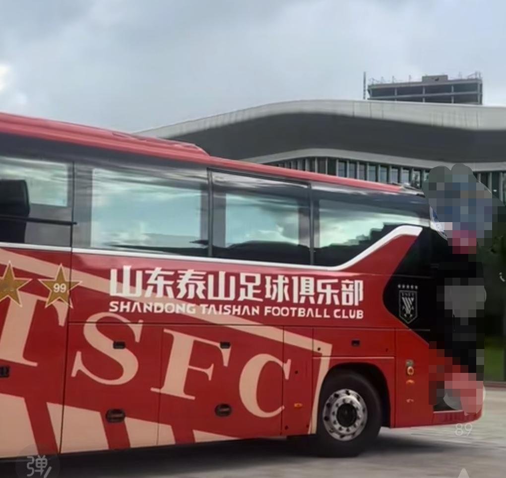 泰山直接大巴开到上海！海港下周大巴会不会直接开到济南呢？因为足协杯海港客场对阵泰