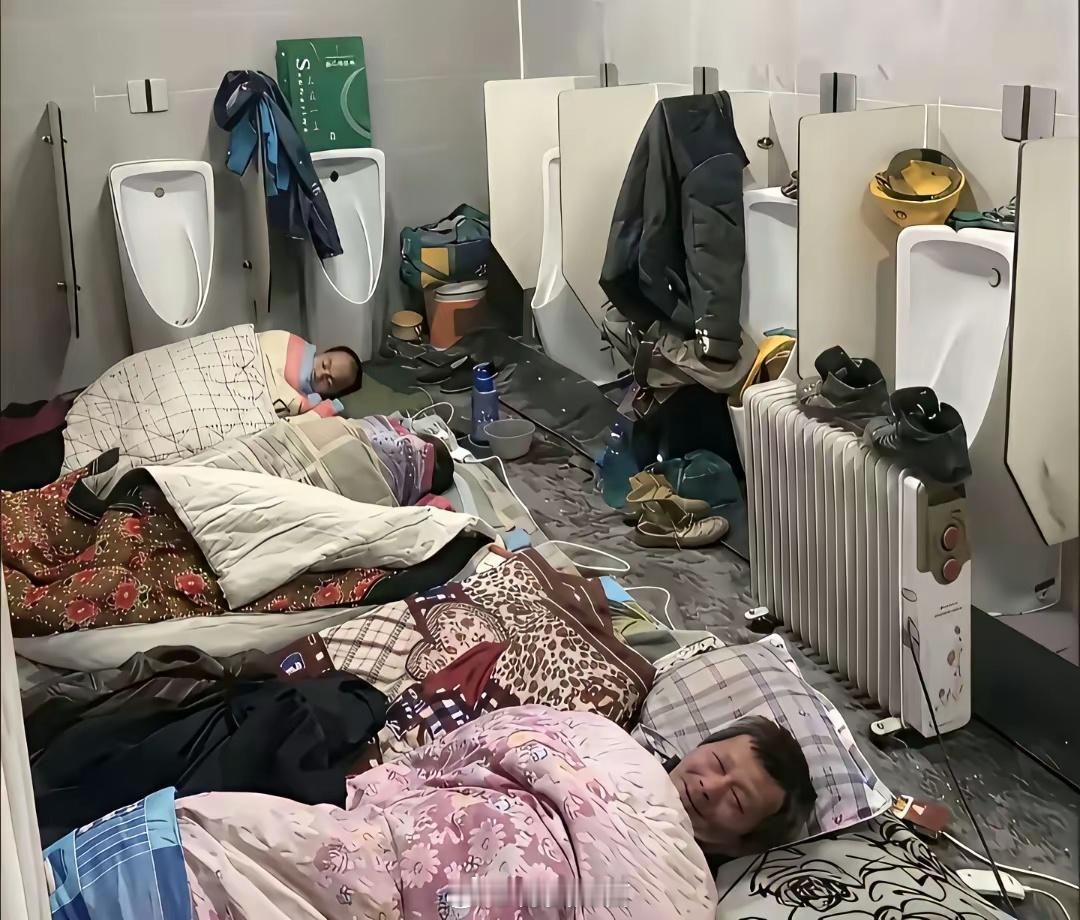 为省下住宿费赶回家团圆，几位农民工在公厕里将就了一夜。或许有人觉得，这样的地方怎
