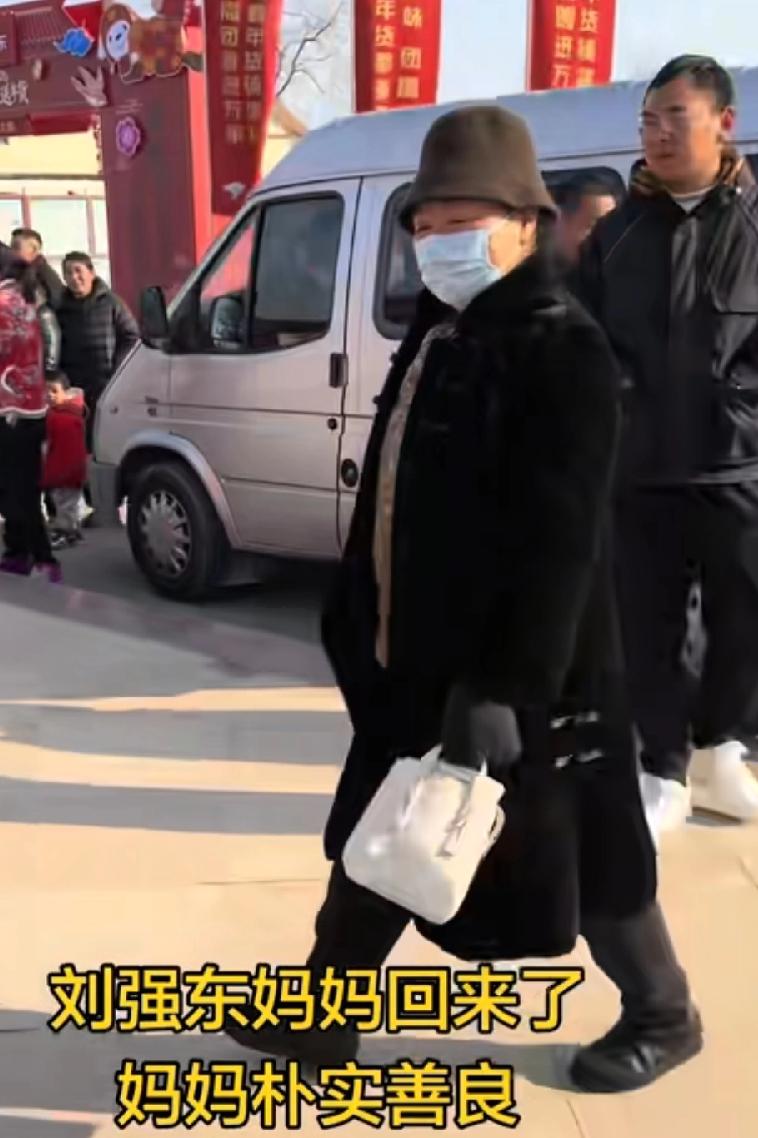 刘强东妈妈也回到老家了，这走路带风的步伐，向大家打招呼大手一挥，霸气十足！看穿衣