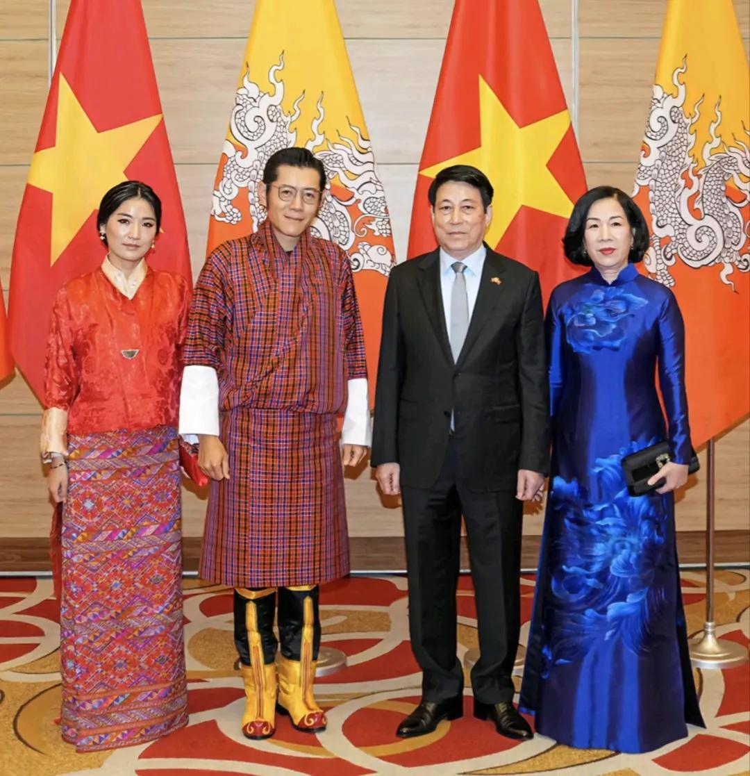 不丹王后既高贵又美啊：8月19日，不丹国王偕王后佩玛访问越南。佩玛王后着装大方得