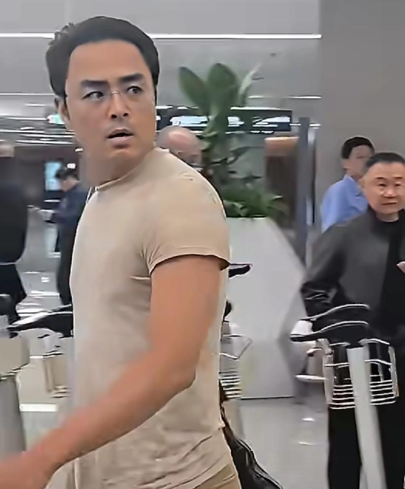 明道真的胖了[捂脸哭]4月23日晚上，明道引发热议，原来是他被拍到出现在机场，