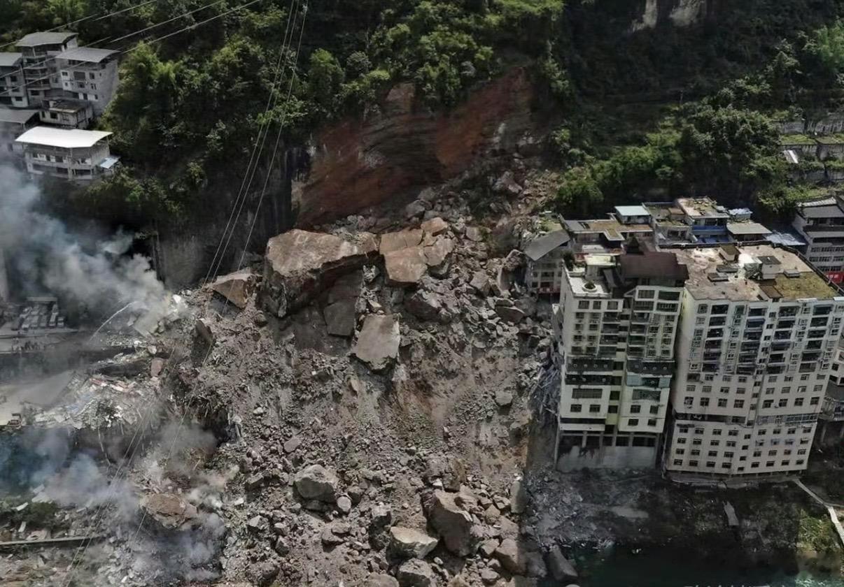 重庆彭水山体崩塌已致8死滑坡前后的对比，希望不再有伤亡，不少人埋在里面，看着挺揪