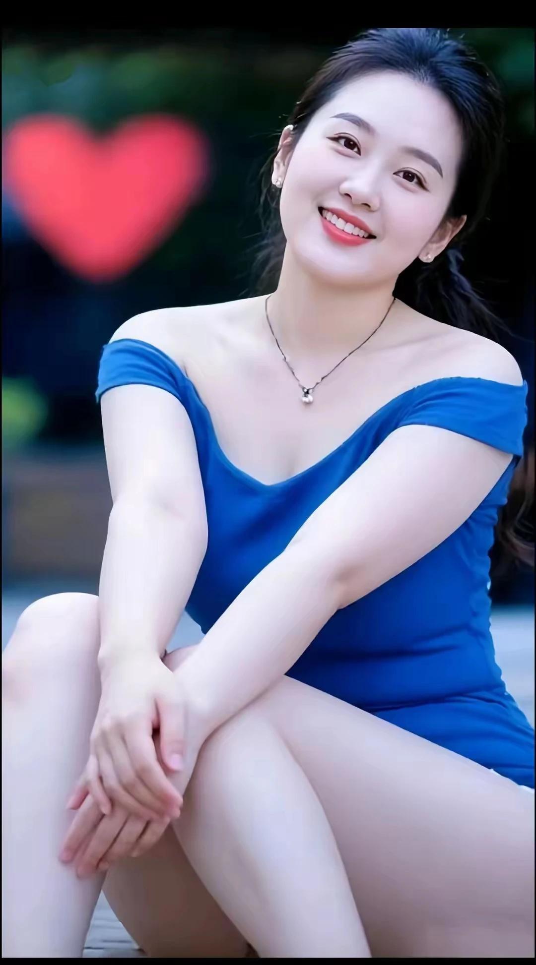 上联：事不三思终有悔，下联：情弗一心鲜有终。