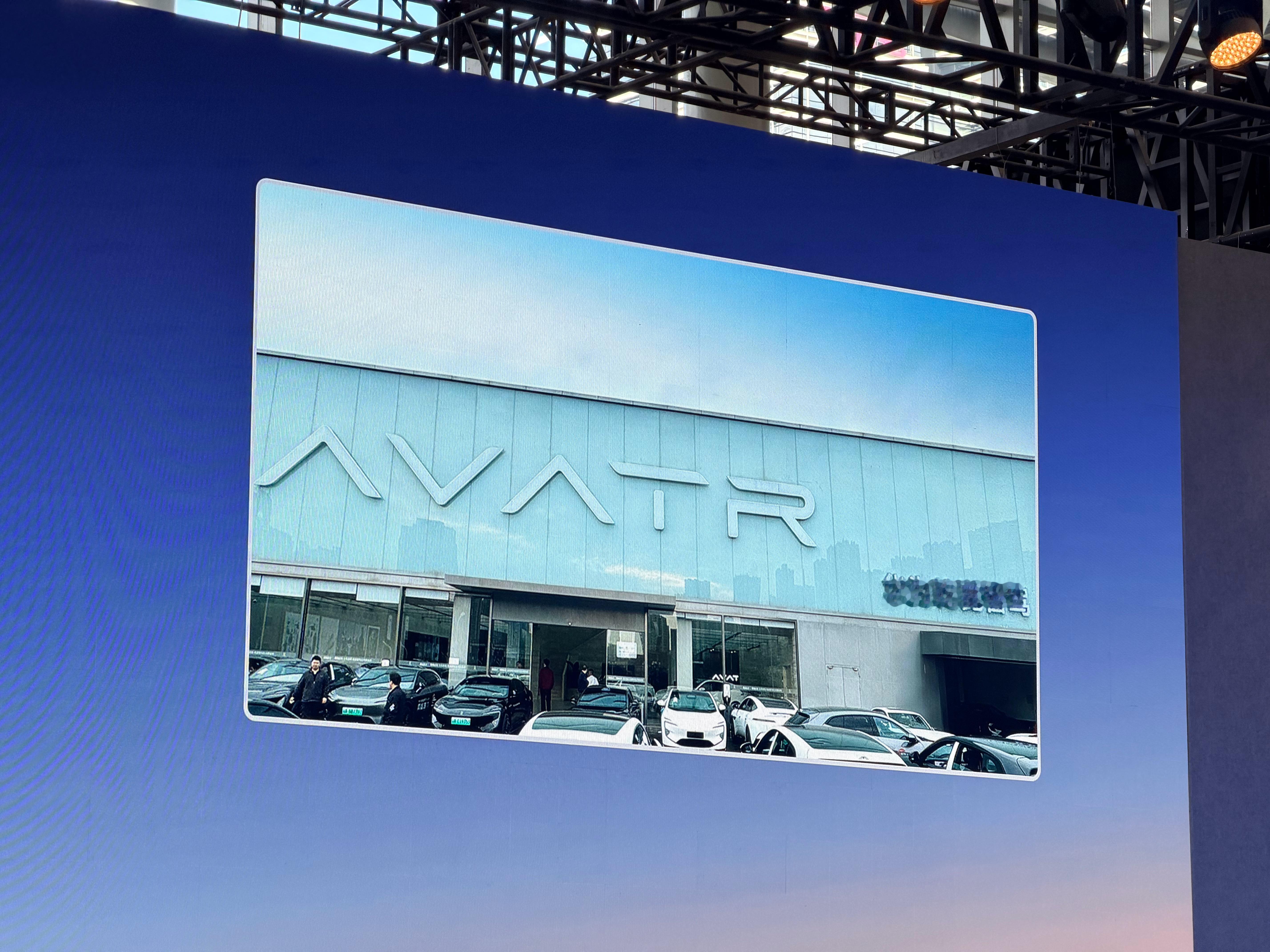 阿维塔门店，打上了华为乾崑智驾标志。阿维塔线上，可在华为乾崑App下单。