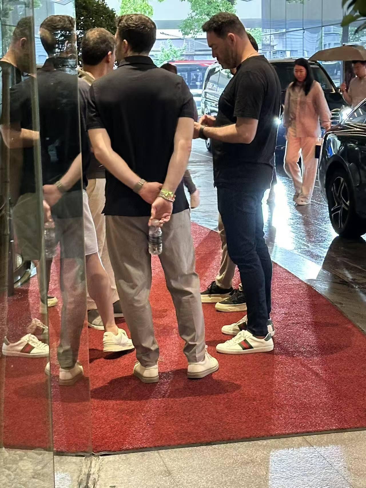 今天有球迷看到，武汉三镇新任主帅里卡多·苏亚雷斯及其教练团队飞抵上海后直接入住当