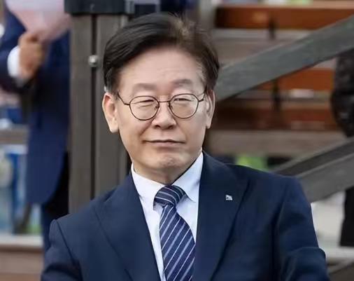 李在明高明太多了，绝对是老狐狸额。韩国总统李在明刚刚离开北京，又马不停蹄跑去东