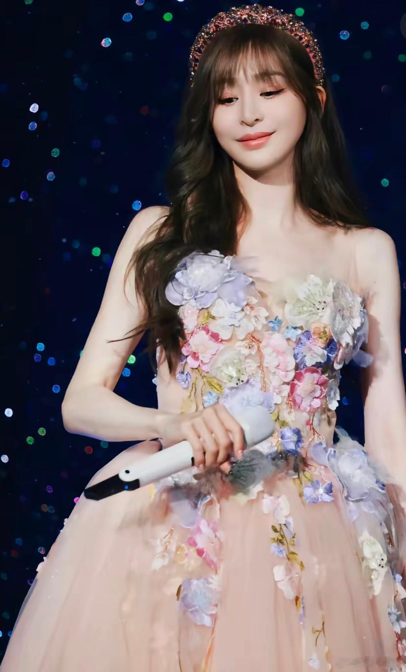 王心凌明星王心凌给人的感觉，是“甜”里带着元气，少女感里又有一点温柔成熟。只