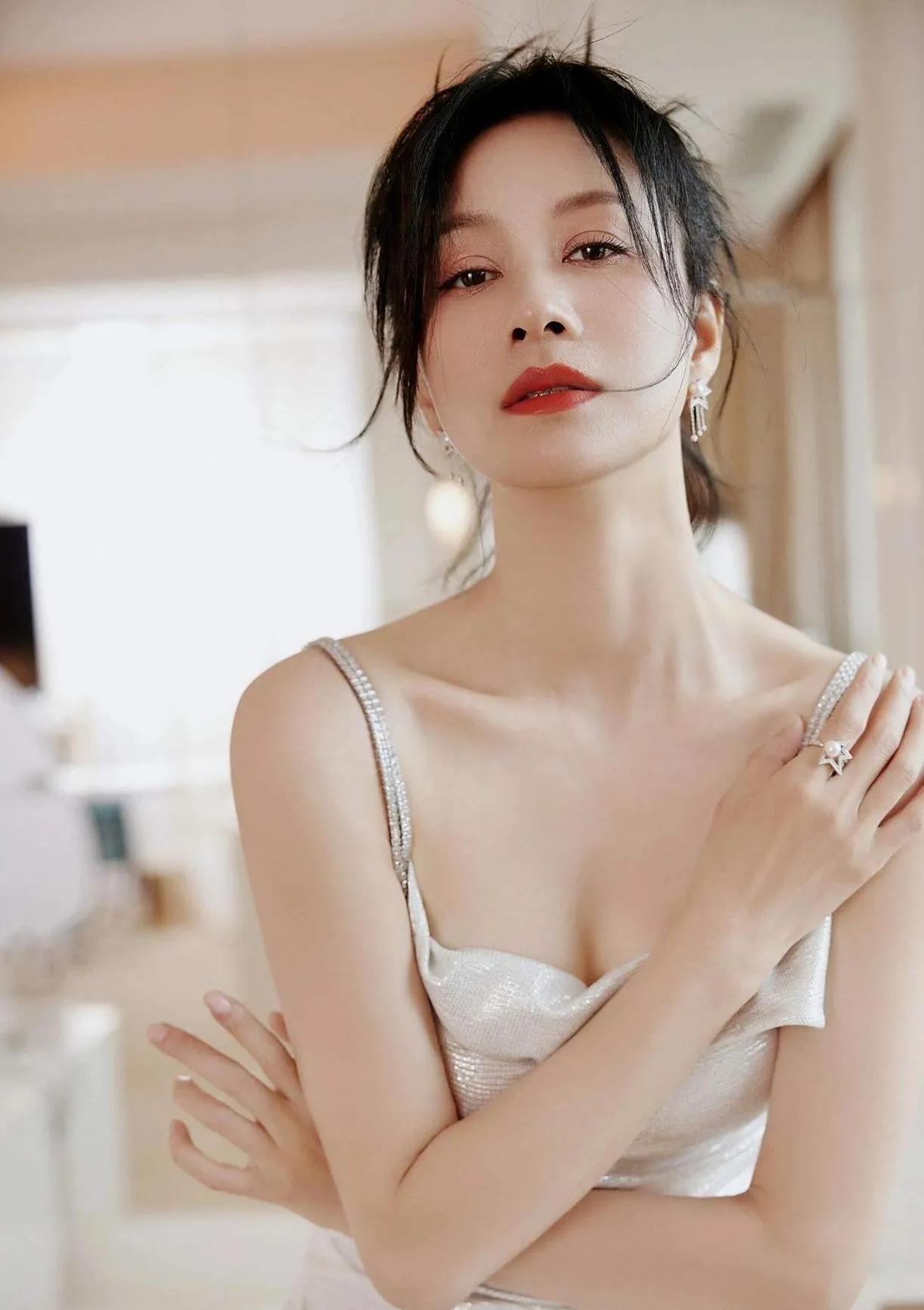 被倪虹洁浴室拍的这组照片美到了！没有繁杂布景，就靠瓷砖、镜子这些日常元素，加上她