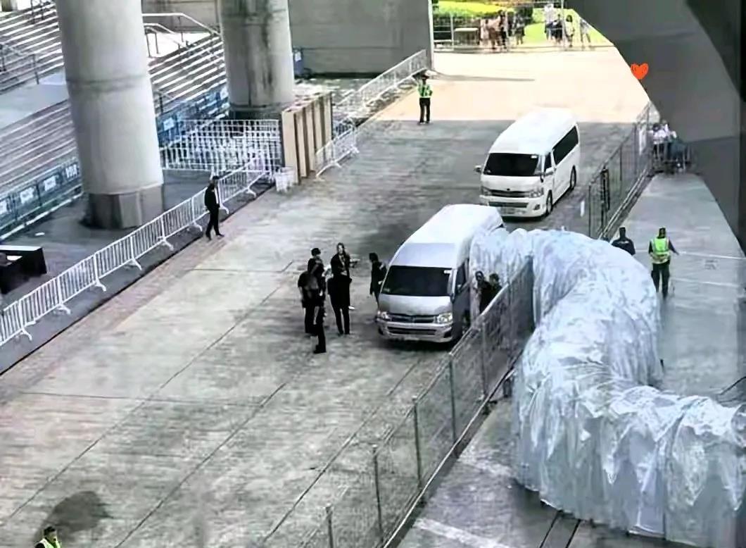 这是押送什么级别罪犯，搞这么严谨