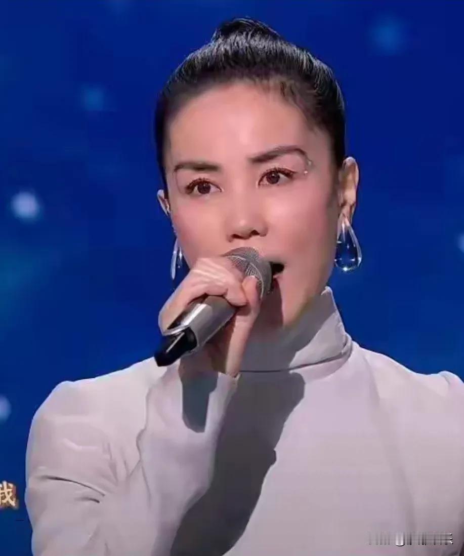 王菲这次真的“翻车”了？春晚独唱引发两极争议，背后真相却让人心酸大年三十晚上