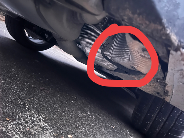 宝马3系底盘有人知道3系底部这根线裸露出来是正常的吗！