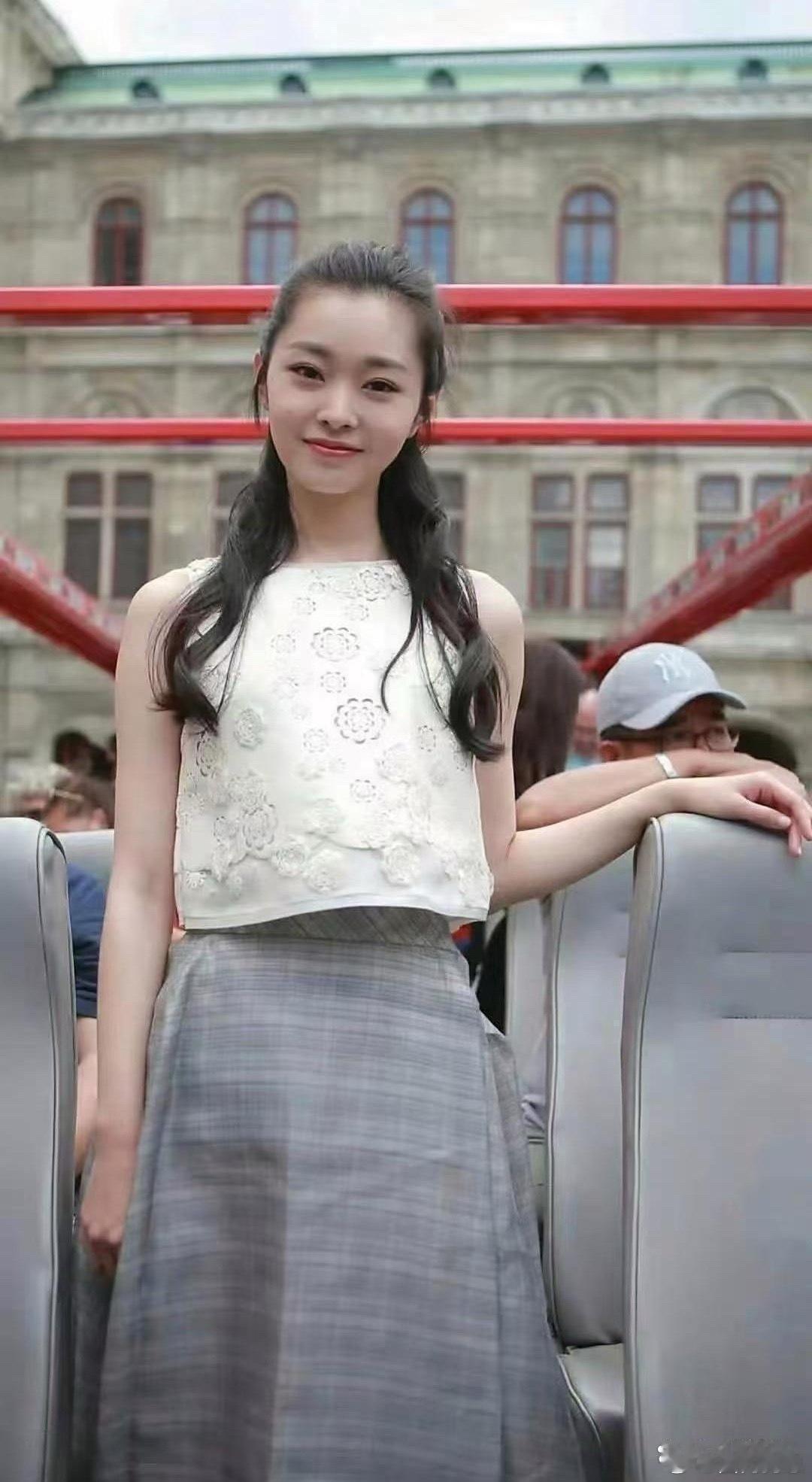 这大概就是宋轶的素颜照吧！漂亮大气，小蛮腰线条超明显，气质绝佳让人忍不住多看，难