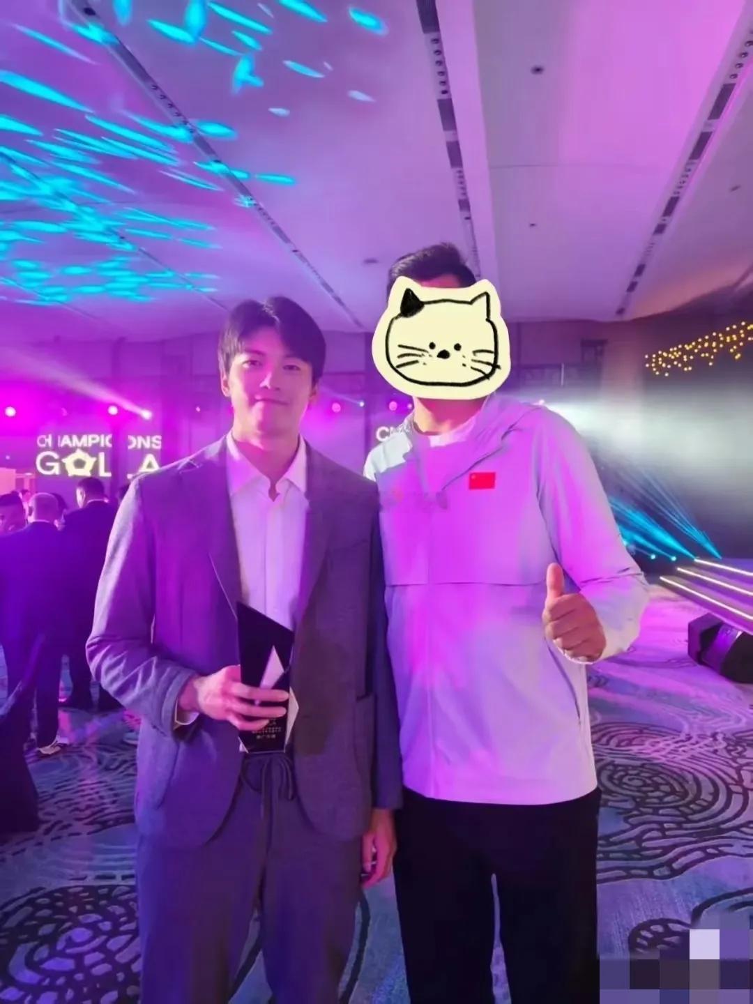 12月12日，汪顺空降广州参加活动，据说是一个冠军的聚会，79岁的霍震霆也来了，