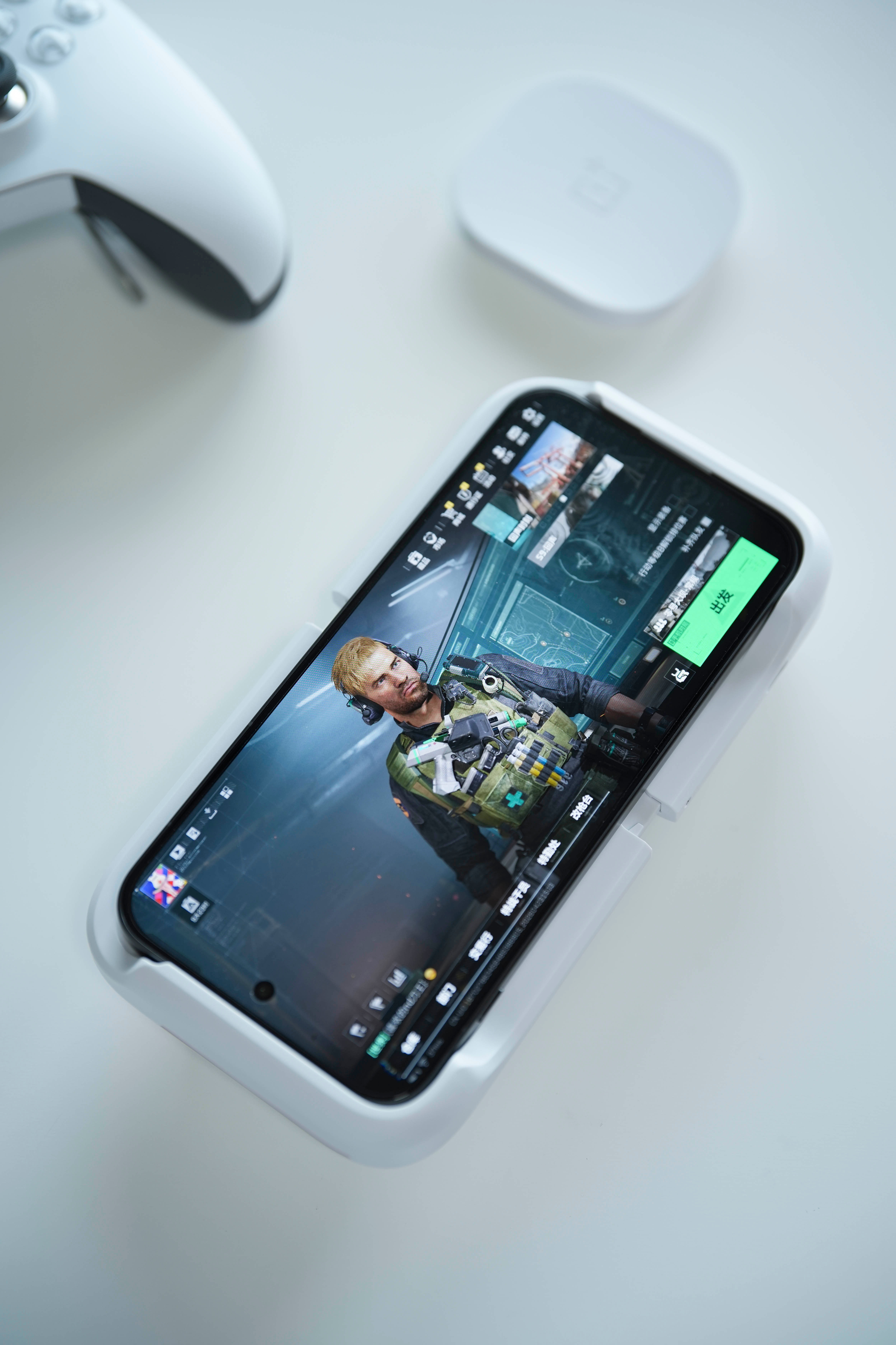 一加Ace6至尊版搭配一加枪神游戏手柄玩游戏的感觉很奇妙，像我这种根本不会