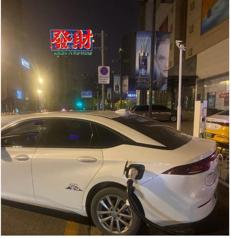 凌晨3点，我还在街头给车充电，可我知道，我给不了自己未来的“续航”。40岁失业，