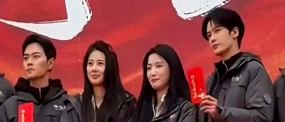 一张剧组合影，撕开了内娱的遮羞布。有人手里捏着红包，镜头追着跑；有人两手空空，