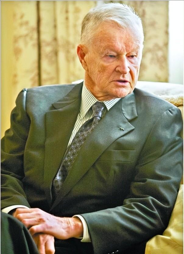 当年的美国有一群老战略家，没事就在那下大棋，琢磨怎么构建有利于美国的世界格局，延