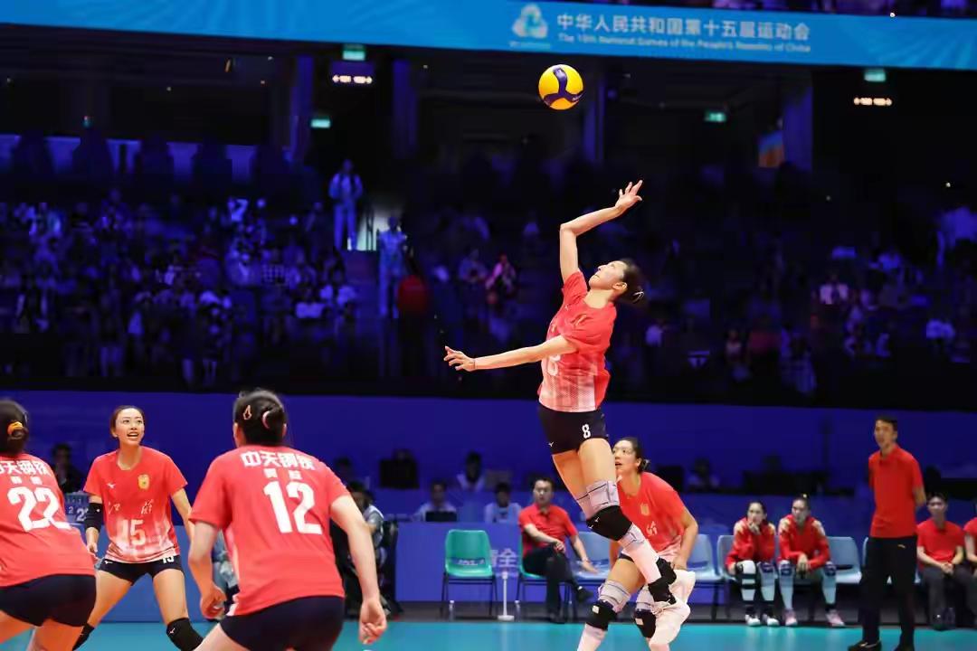 全运会女排小组赛，随着辽宁女排3:0广东女排，辽宁女排拿到B组一个四强名额，位列