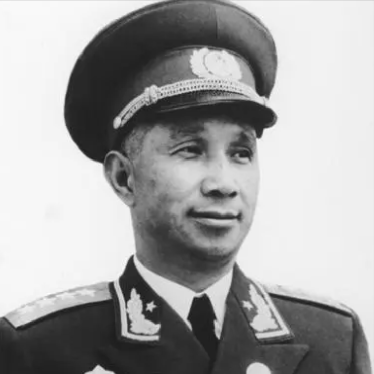 1942年，日伪军一师长派人给粟裕送了一包烟。粟裕不解，以为是敌人送礼，便饶有兴