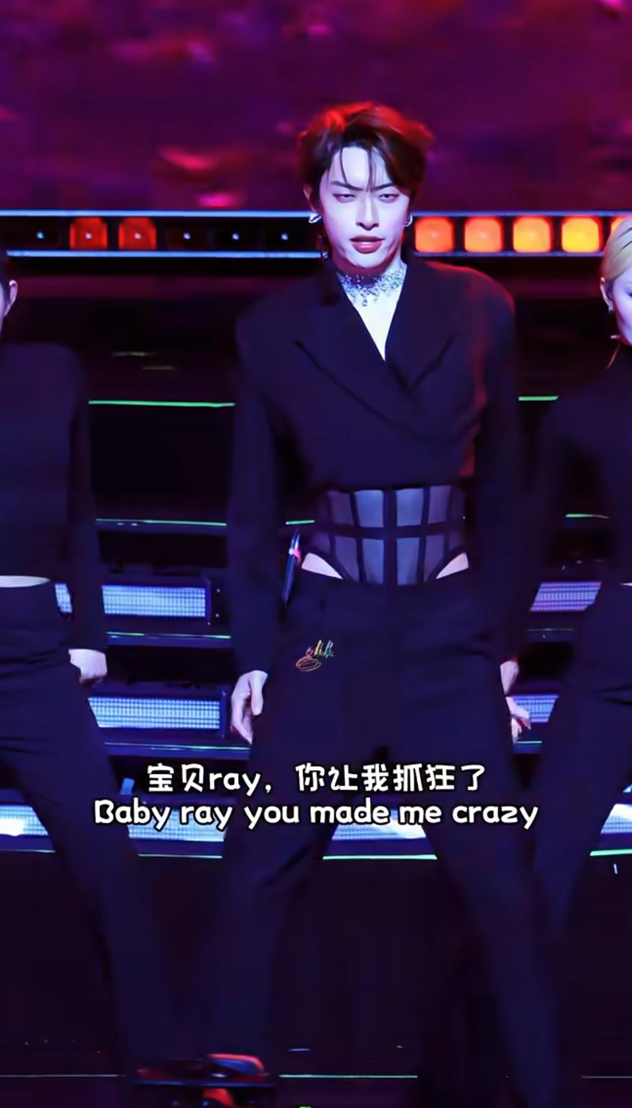 怎么现在不管是男明星还是女明星都是穿这种裤子呀？难道就不会卡裆吗？好不好看先