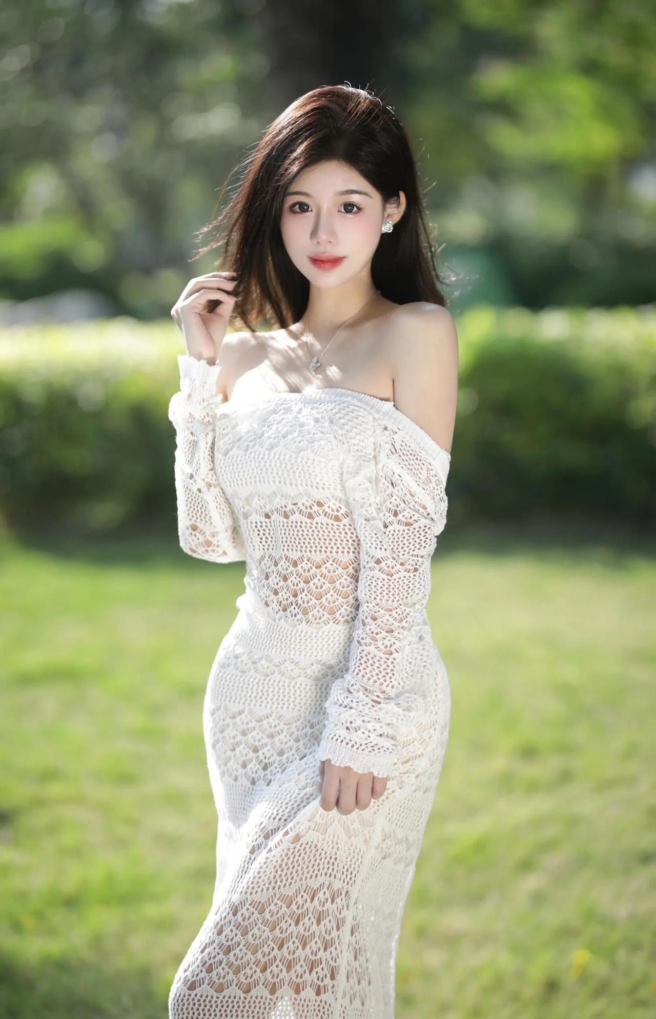 优雅蕾丝白裙，阳光下的美丽瞬间