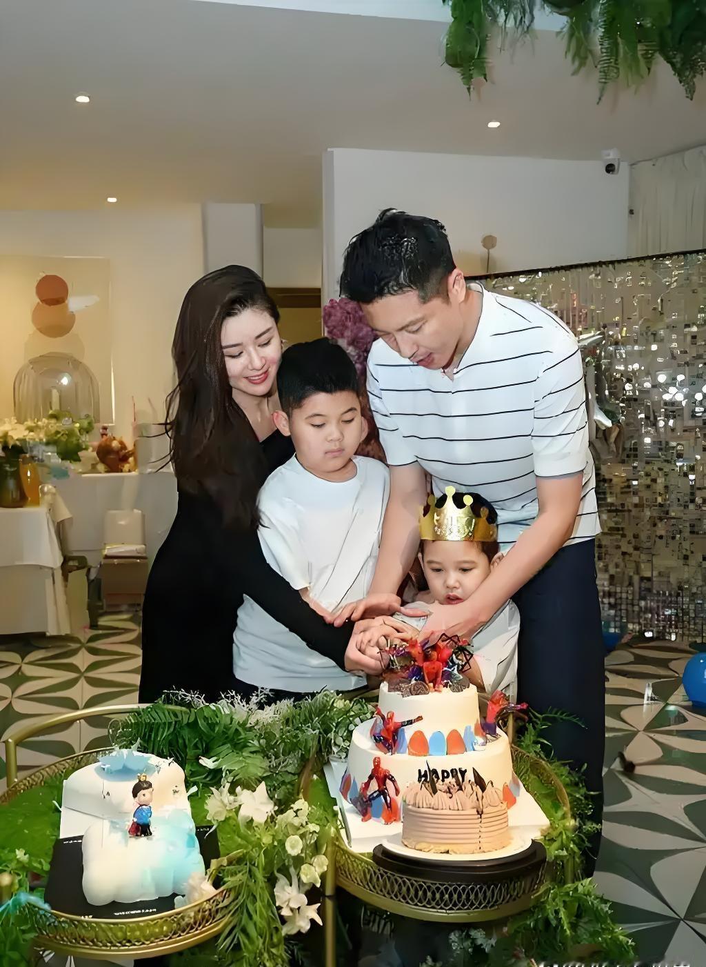 李小萌的生日派对不仅仅是一次普通的庆祝，更像是一次温情满满的家庭秀。地点选在北