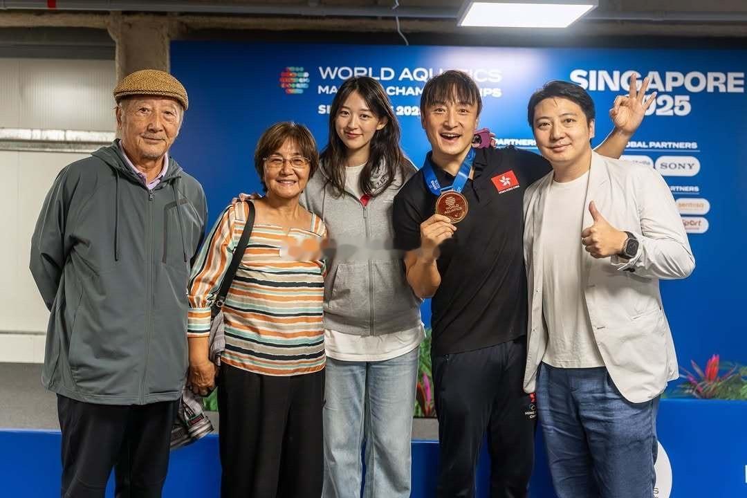 方力申晒一家人合照，太太叶萱已怀孕六个月。​​​