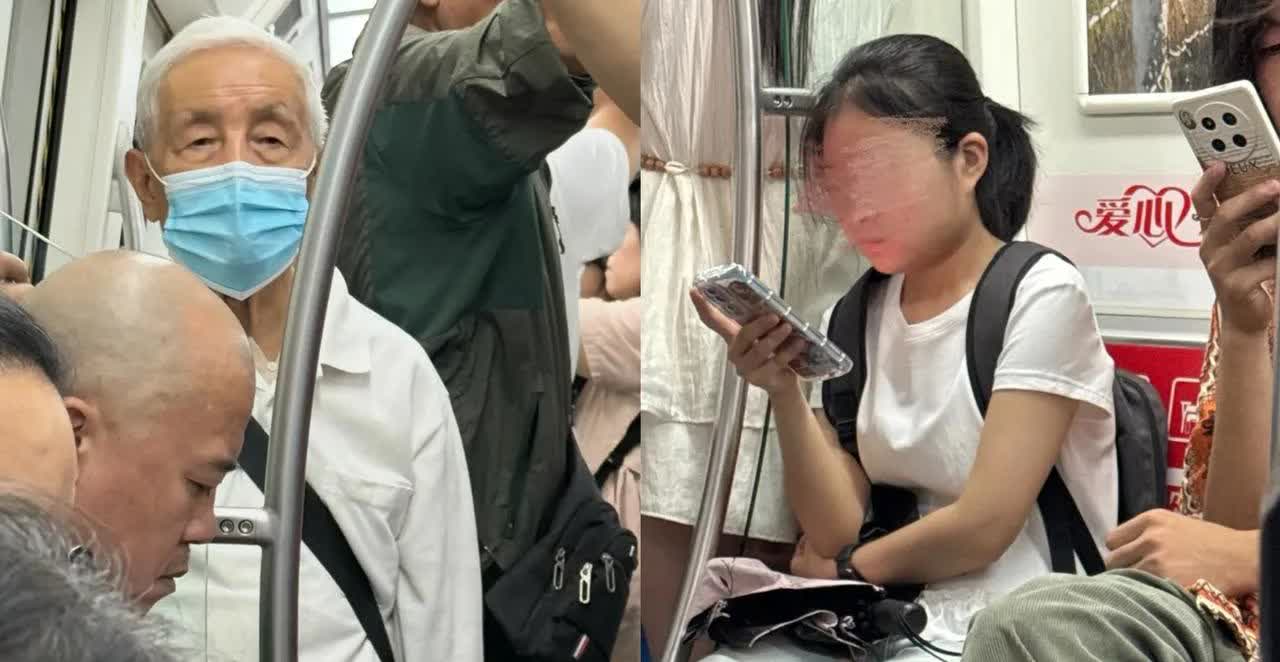 成都地铁，一个戴眼镜的姑娘瘫在爱心座椅上刷手机，一位白发苍苍的老爷爷默默地站在车