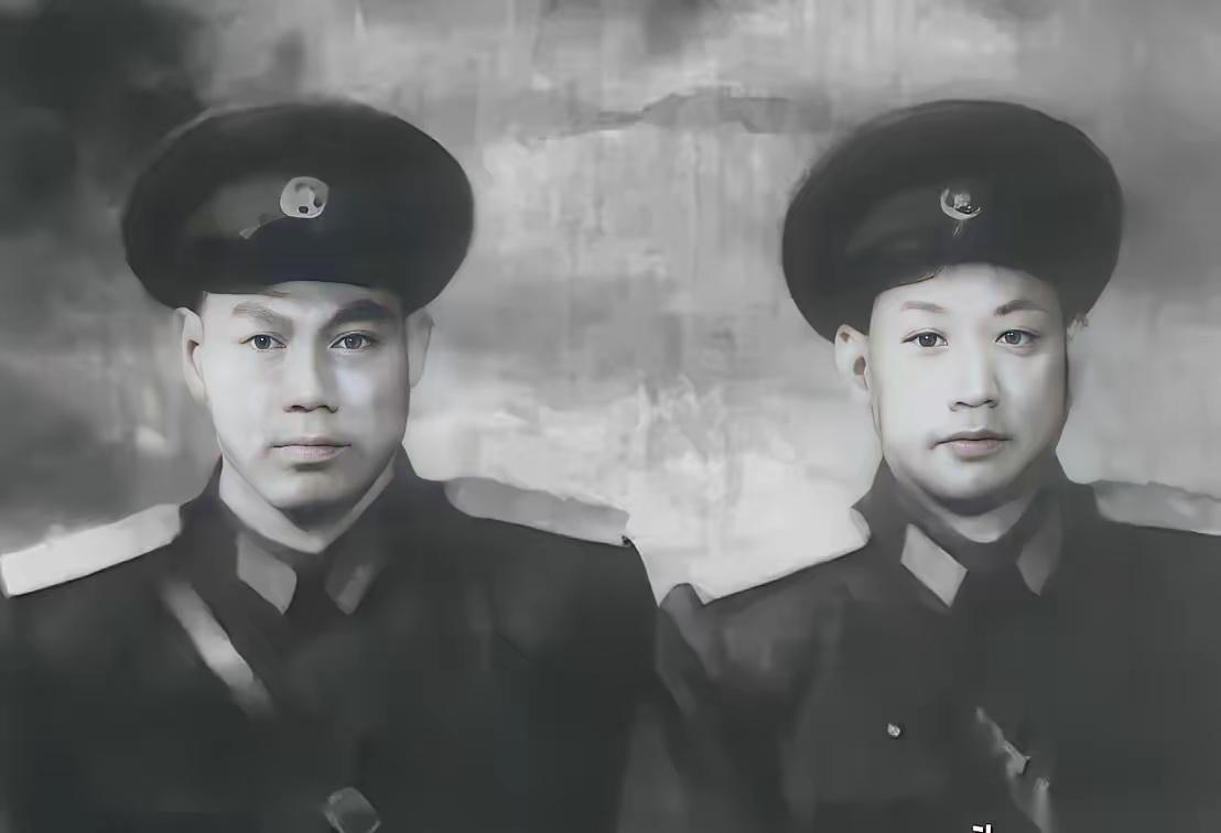 1953年，朝鲜，停战庆功会上。两个团级指挥官，一个是政委，一个是团长，挨着坐。