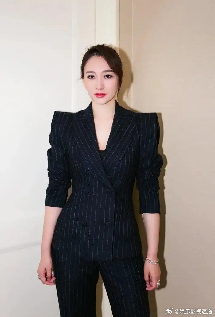 你猜一个50岁的姐姐，凭什么让北京某商场被围得水泄不通？李小冉浪姐结束后第一场线